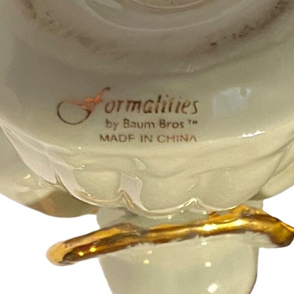 Formalities by Baum Bros. Vintage Kissing Angels Ceramic Salt and Pepper Shakers - Picture 7 of 10